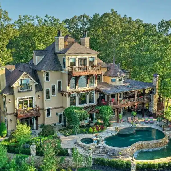 MAGNIFICENT PROPERTY ON THE SHORES OF LAKE BLUE RIDGE