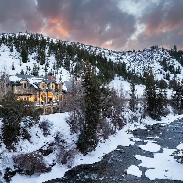 EXTRAORDINARY HOME BLENDING LUXURY AND COMFORT