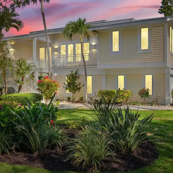 BEAUTIFUL ISLAND RETREAT OFFERING PANORAMIC WATERS VIEWS