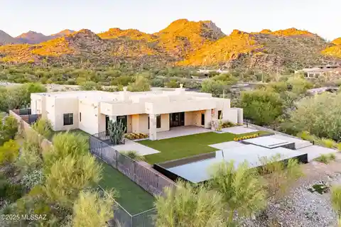 Sleek Contemporary Home in Prestigious Canyon Pass