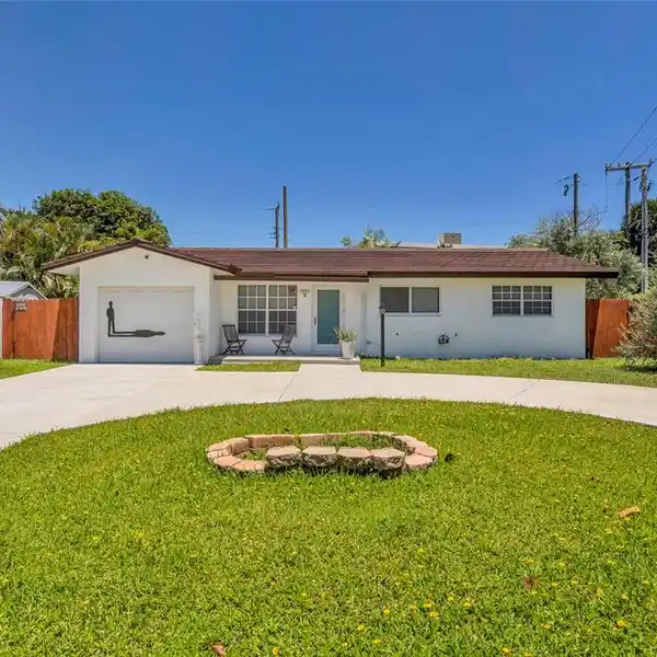 CHARMING BEACH COTTAGE