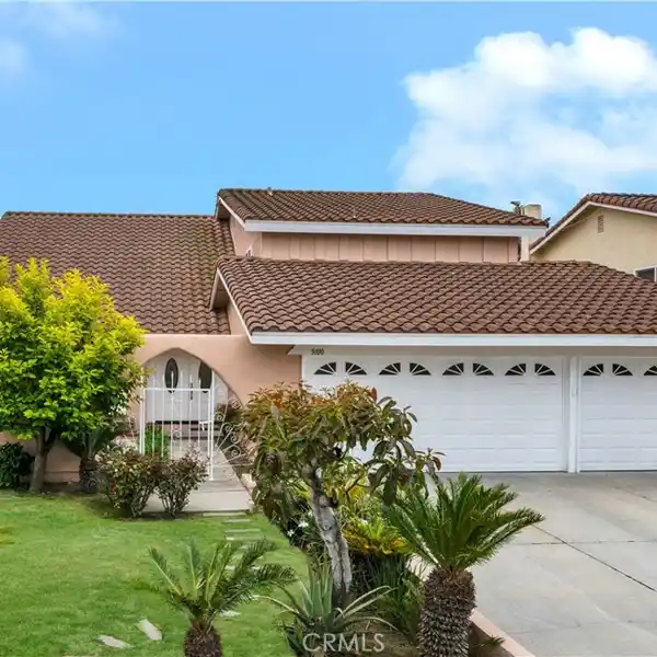 EXECUTIVE HOME IN HIGHLY COVETED AWARD ESTATES