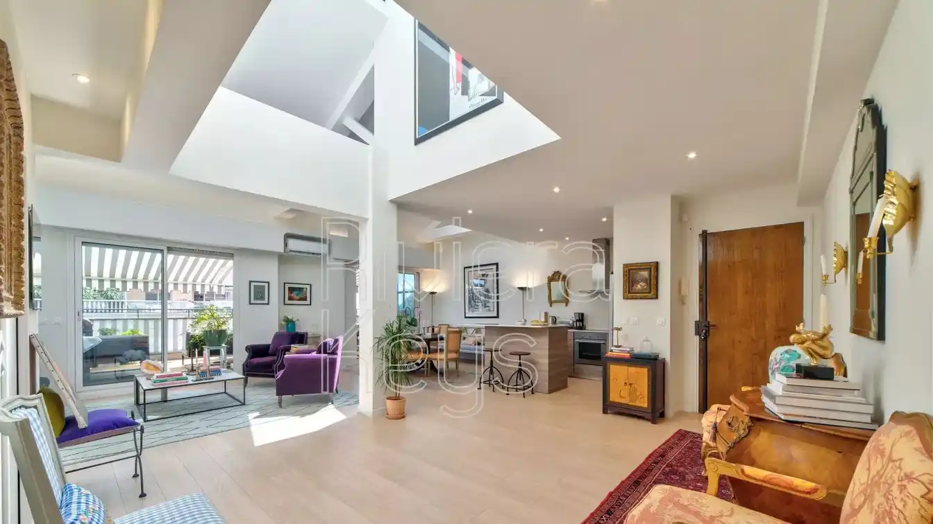 Bright and Beautiful Top Floor Apartment