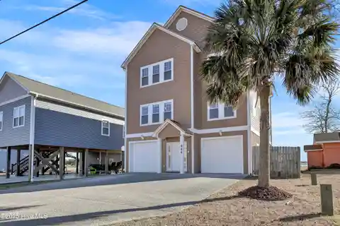 Immaculate Sound-front Home on Mainland Surf City