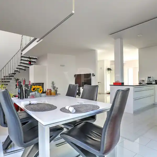 MODERN SINGLE-FAMILY HOME IN A SOUGHT-AFTER LOCATION