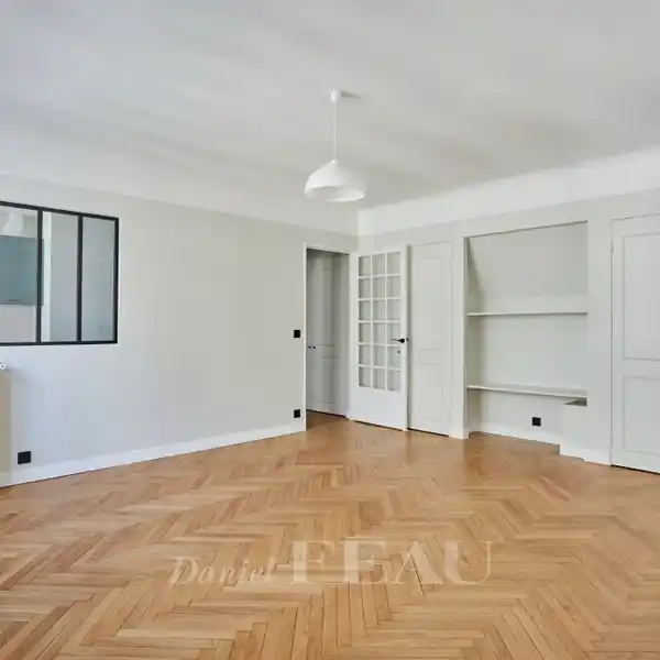 RENOVATED APARTMENT WITH TWO BALCONIES
