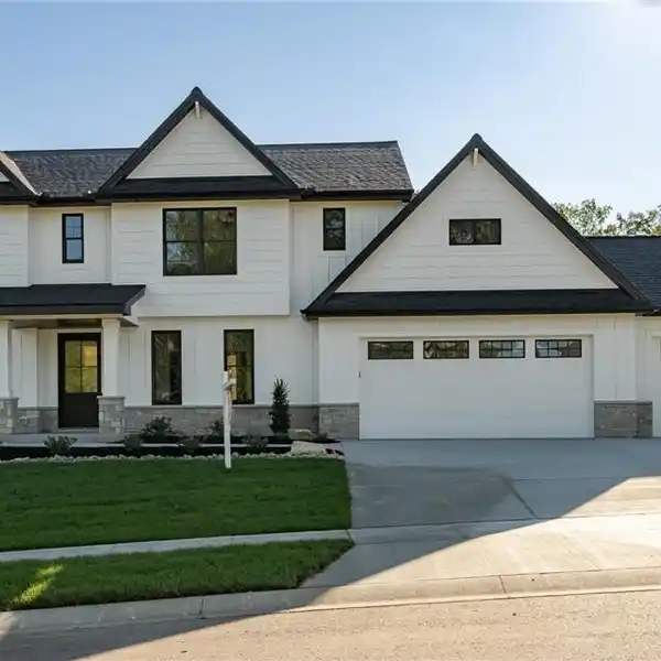 STUNNING HOME IN SCENIC OAKS