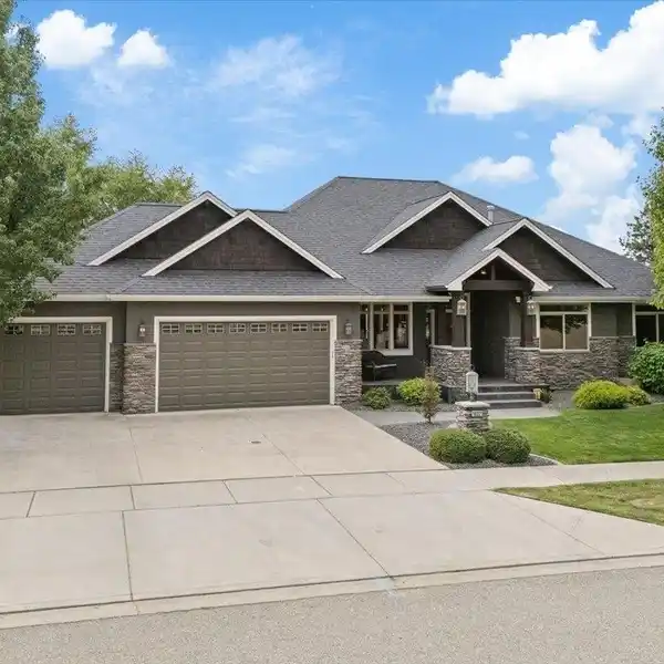 LUXURY AND COMFORT ON THE DESIRABLE 5 MILE BLUFF