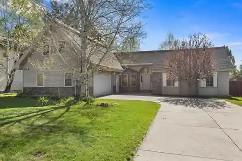Stunning Mountain Views in Heritage Park Retreat