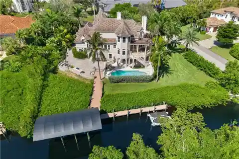 Grand Waterfront Estate in Prestigious Yachting Community