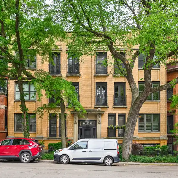 EXCEPTIONAL DUPLEX DOWN IN EAST LINCOLN PARK