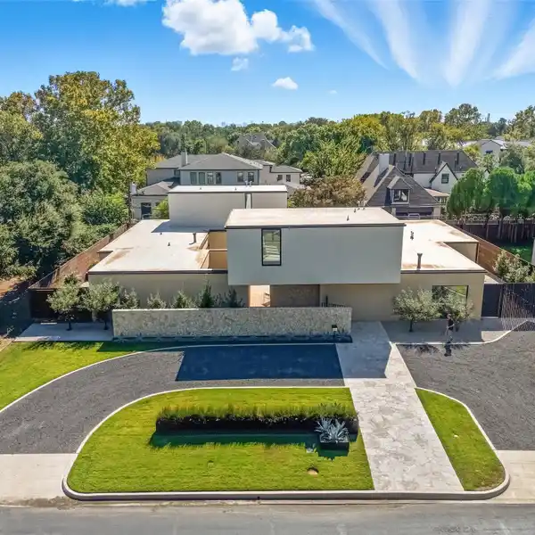 ARCHITECTURALLY ICONIC RESIDENCE