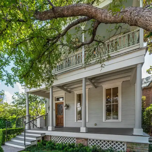 VICTORIAN HOME IN THE HISTORIC STATE THOMAS NEIGHBORHOOD