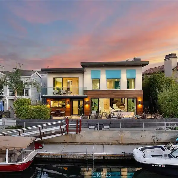EXCEPTIONAL RESIDENCE ON A SPRAWLING WATERFRONT LOT