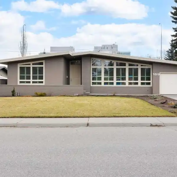 LOVELY BUNGALOW IN A SOUGHT-AFTER NEIGHBORHOOD
