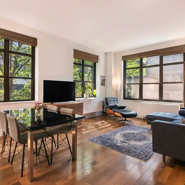 EXPANSIVE AND SUN-DRENCHED CORNER LOFT
