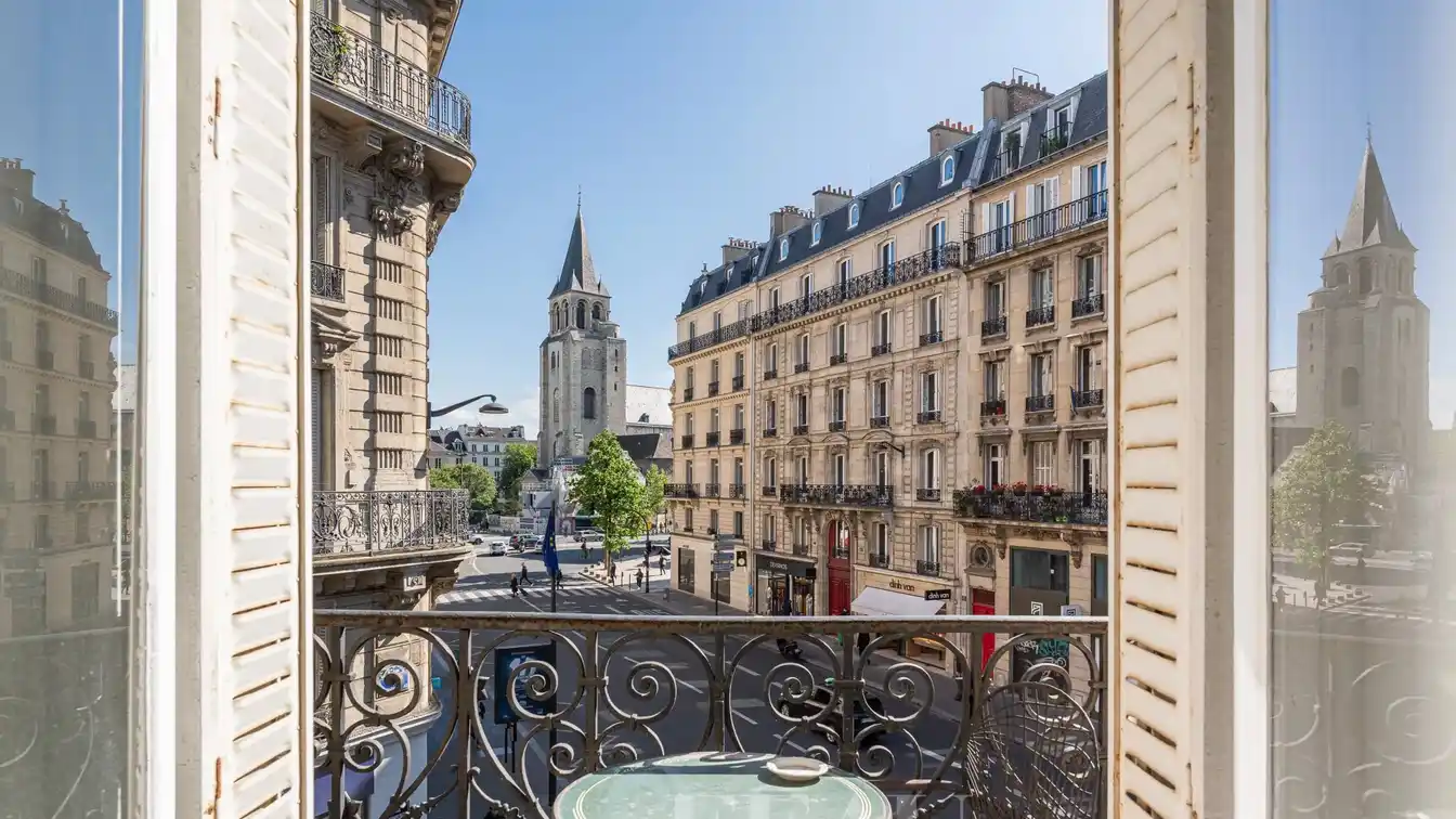 Recently Renovated Luxury Apartment in a Sought-after Neighborhood