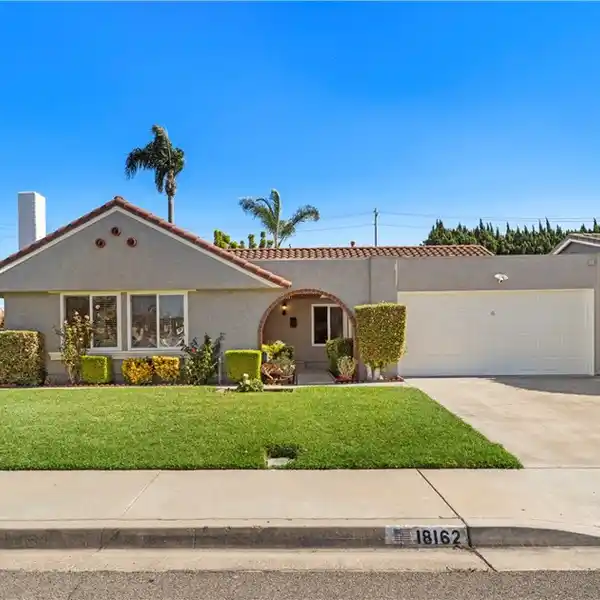 SUNLIT SINGLE-STORY WITH ELEGANT OUTDOOR LIVING