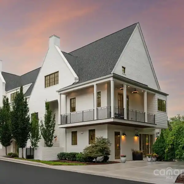 SOPHISTICATED LIVING MEETS PRIME WALKABLE LOCATION