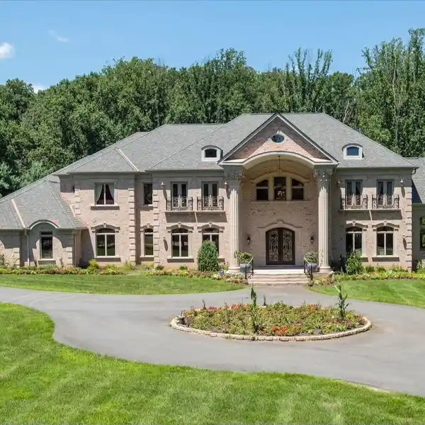 AWARD-WINNING COLONIAL ESTATE