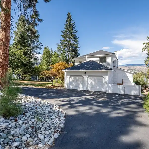 SUNNYBANK GEM WITH BOAT SLIP INCLUDED