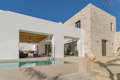 Luxury Villa for Rent in Piso Livadi