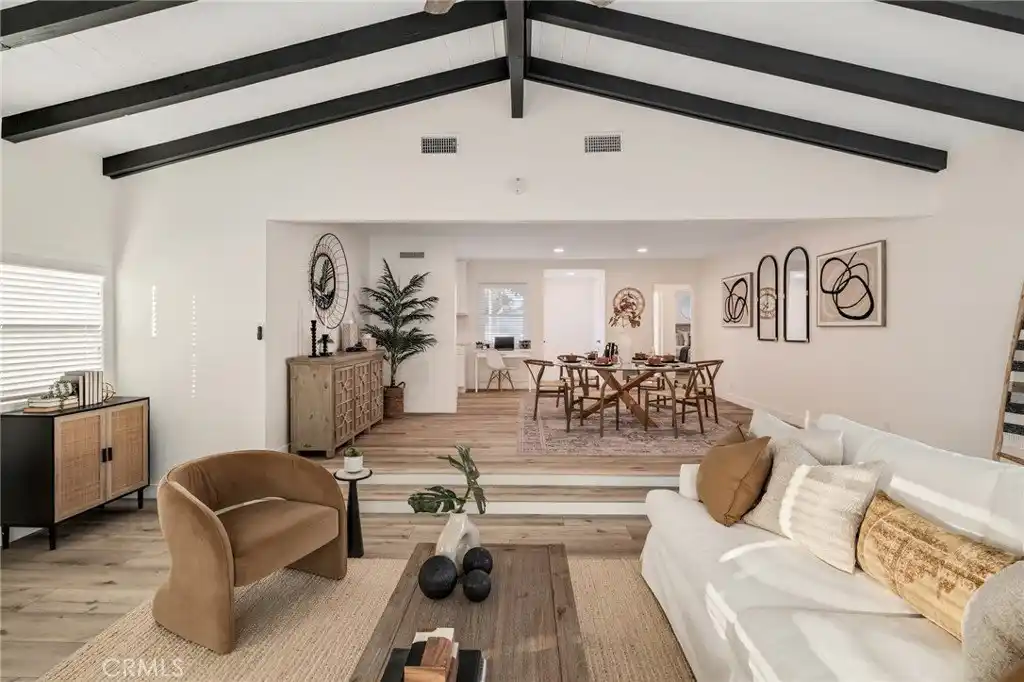 Beautifully Renovated Hollyglen Home