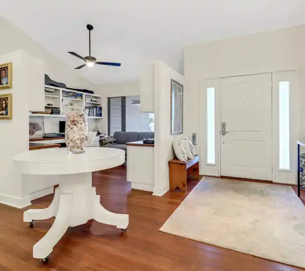 GOURMET KITCHEN, SOARING CEILINGS, PRIME NAPLES LOCATION