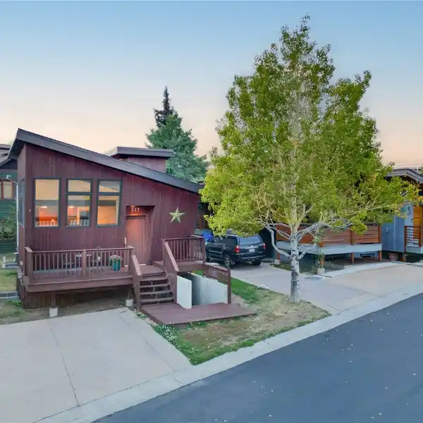 MODERN DESIGN MEETS MOUNTAIN LIVING