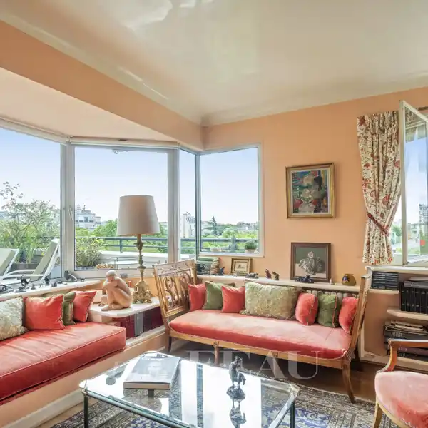 TOP-FLOOR APARTMENT WITH A LARGE TERRACE