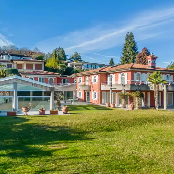 SPACIOUS SEVEN BEDROOM HOME IN A GORGEOUS SETTING