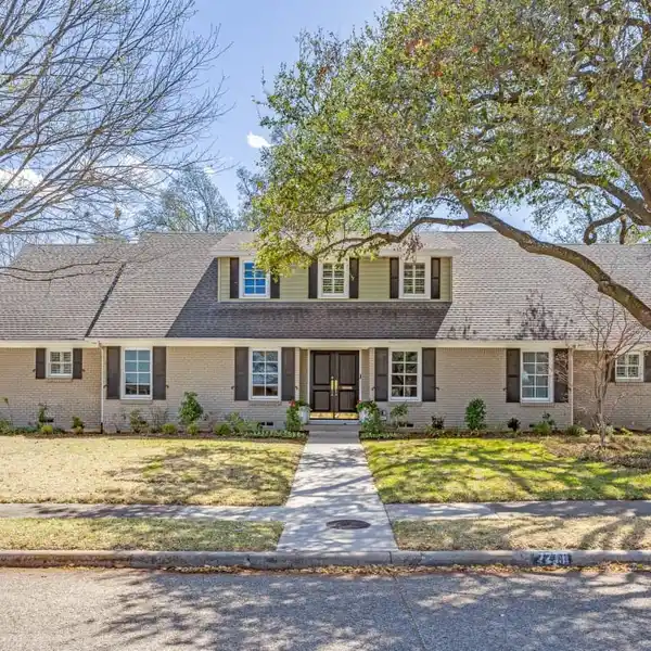 UPDATED HOME IN MEADOWS