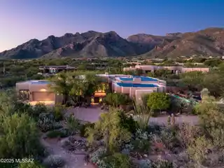 Splendid Contemporary Retreat