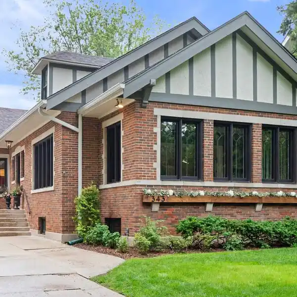 CHIC, FAMILY-FRIENDLY GEM BY THE LAKE