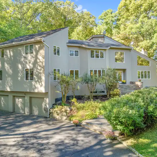 CONTEMPORARY RETREAT WITH DRAMATIC LIGHT-FILLED SPACES