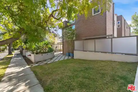 Naturally Light-Filled Architectural Townhouse