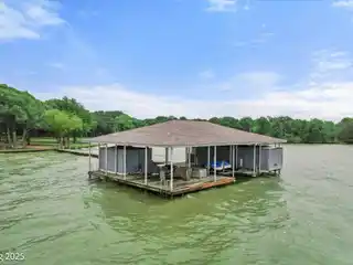 Unique Lakeside Retreat