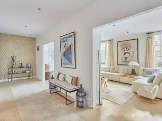 Decorator-renovated First Floor Apartment