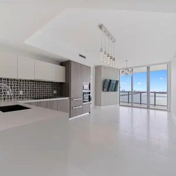 STUNNING RESIDENCE WITH DIRECT BAY VIEWS