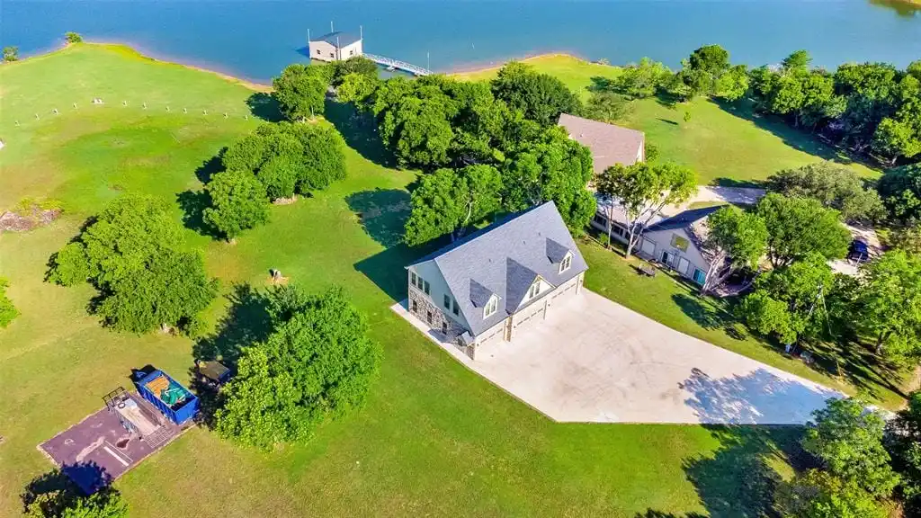 Versatile Compound on Lake Lewisville