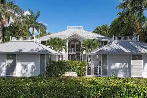 Stylish Unit in Prime Gulfwalk Location