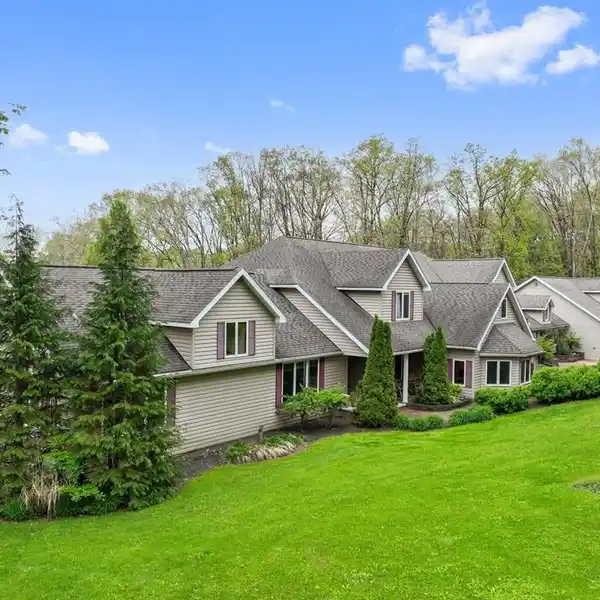 CAPE COD ELEGANCE WITH EXCEPTIONAL AMENITIES