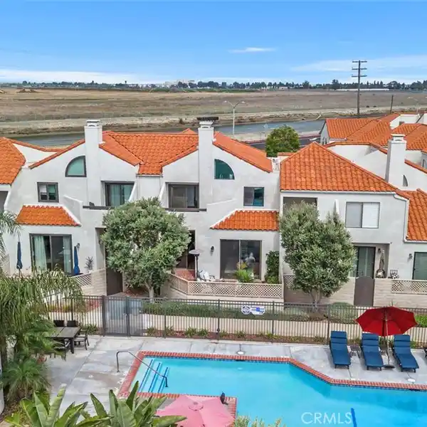 ELEGANT TOWNHOME IN COVETED LAS FUENTES