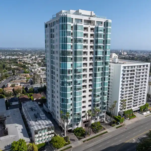 SPACIOUS CORNER UNIT WITH OPEN PANORAMIC VIEWS