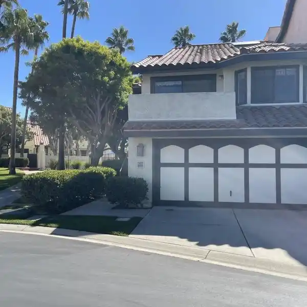 SAN TROPEZ TOWNHOME IN PRESTIGIOUS MANDALAY BEACH