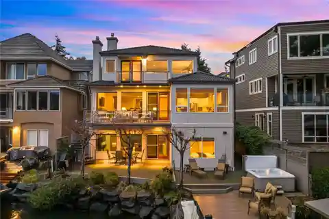 West-Facing Lake Washington Retreat