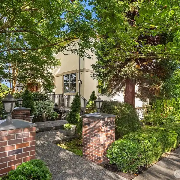 HIGHLY DESIRABLE LAURELHURST NEIGHBORHOOD HOME