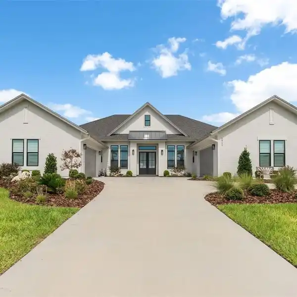 TIMELESS STYLE WITH MODERN FEATURES IN FLINT ROCK