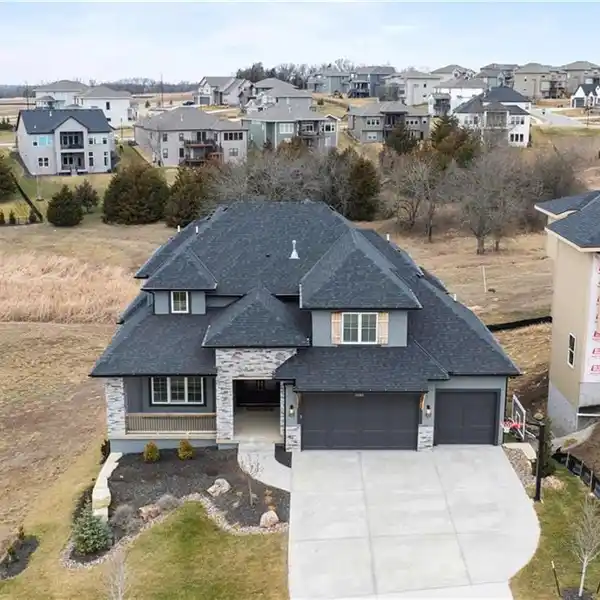 IMMACULATE HOME FULL OF HIGH-END UPGRADES