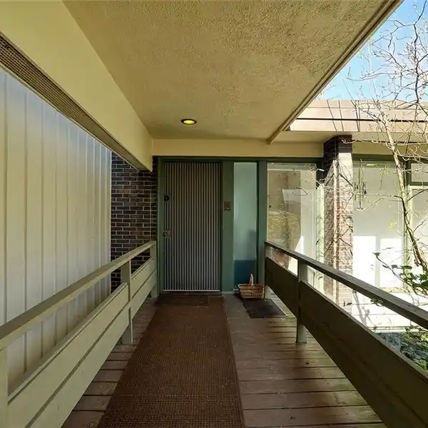 STUNNING MID-CENTURY MODERN HOME DESIGNED BY RENOWNED ARCHITECT